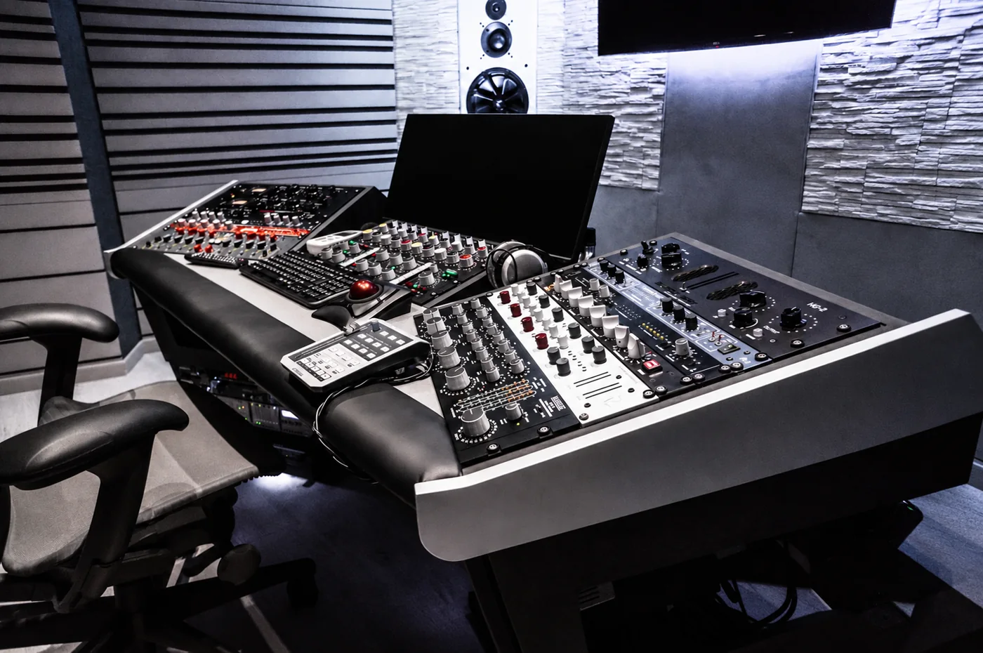 Vista lateral de los racks analógicos y de la consola Solid Mastering.