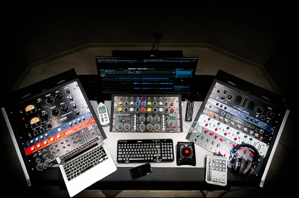La consola y los racks analógicos de Solid Mastering vistos desde arriba.