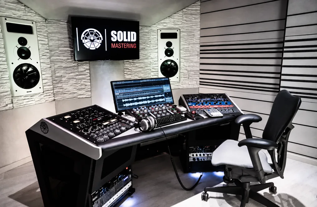La posición de escucha y la consola Solid Mastering vistas de lado.