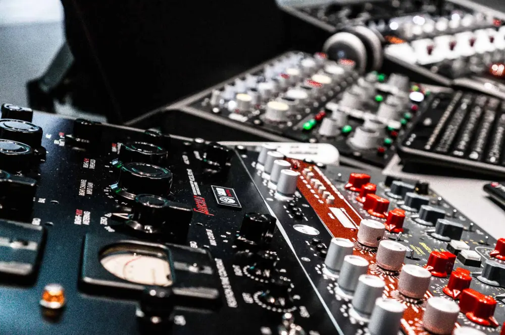Fairchild 670 con la placa de Solid Mastering y el Chandler Curve Bender de mandos rojos.